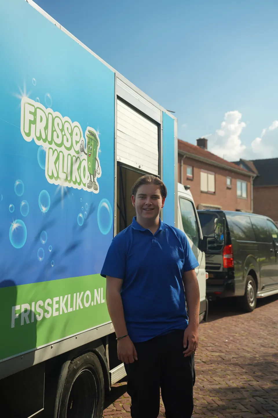 De reinigingswagen van Frisse Kliko staat klaar in een woonwijk.